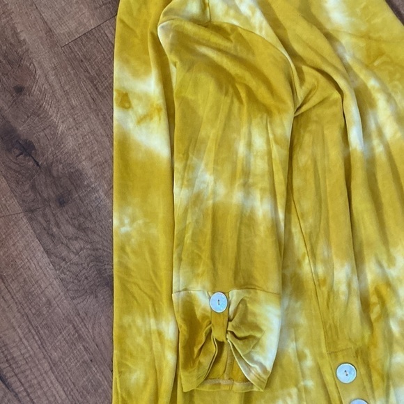 NWT Chacha Vente yellow and white top with pearlized button detail. 1X - Picture 7 of 10